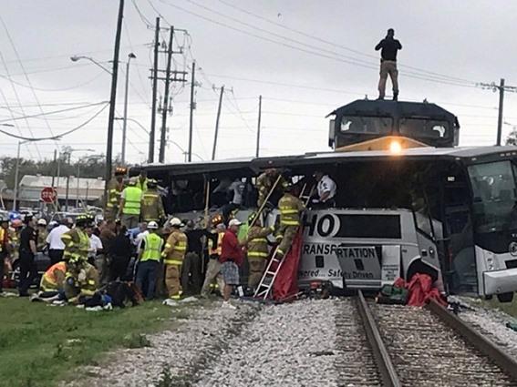 مقتل وإصابة العشرات في تصادم قطار بحافلة في أمريكا