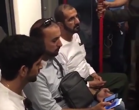 شاهد.. حاكم دبي ونجله في عربة مترو لندن العادية وبين الركاب