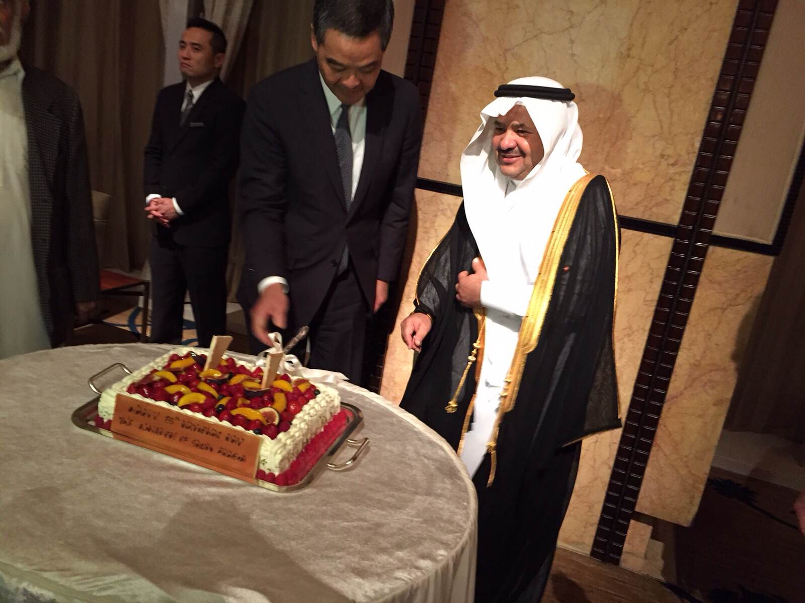 في سابقة نادرة.. حاكم هونج كونج يشارك القنصلية السعودية احتفالها بـ #اليوم_الوطني