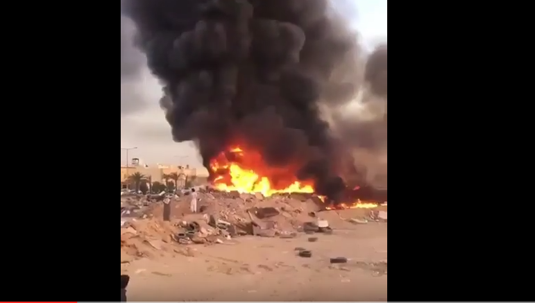 بالفيديو.. النيران تلتهم حاويات البلدية في حي النسيم بالرياض