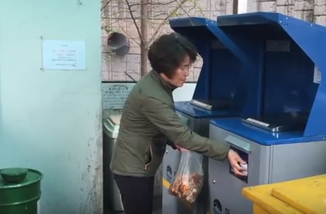 شاهد.. بالفيديو حاويات لبقايا الطعام بمقابل في كوريا الجنوبية