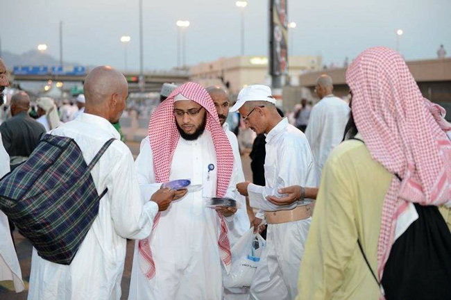 الهيئة توزع عشرات آلاف المطبوعات التوعوية على الحجاج بالعيد