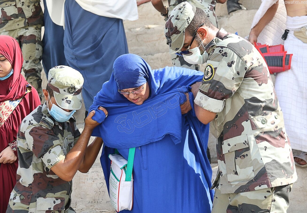 الصور أبلغ من الكلام.. رجال الأمن في خدمة ومساعدة #الحجاج في عرفات