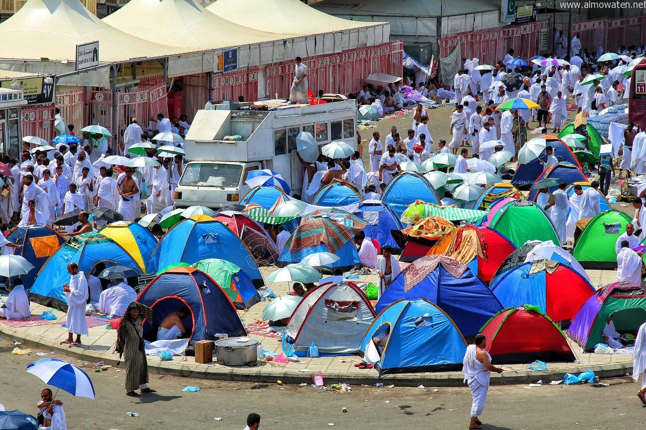 حجاج مخالفون يقتحمون المخيمات الرسمية للنوم والاستحمام