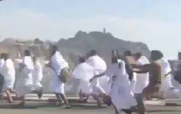 بالفيديو.. مطاردة حجاج مخالفين رفضوا الاستجابة للتعليمات بـ #مكة
