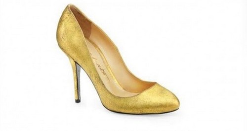 أحذية مصنوعة من الذهب في 5 مدن منها دبي