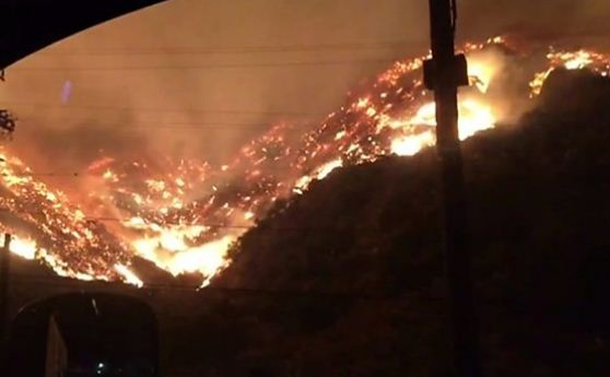 شاهد.. الحرائق تلتهم 400 ألف متر2 وتدمر مئات المنازل في كاليفورنيا