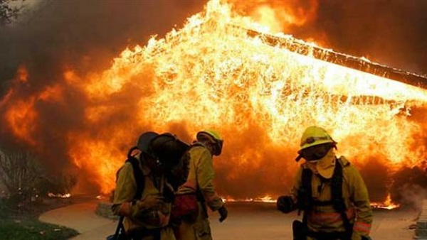 بالفيديو.. إجلاء 82 ألف شخص بسبب حرائق كاليفورنيا