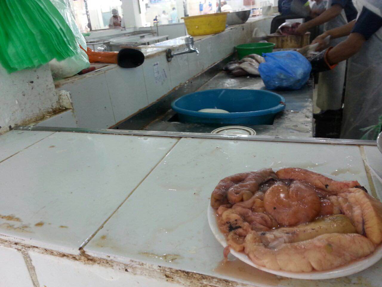 حرارة الاجواء واقتراب رمضان يسجلان ركودا في اسواق السمك بمكة (4)