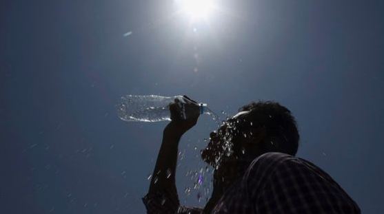 #حرارة_جدة_50 في الظل.. وفيديو يوثق إصابة عامل بـ”ضربة شمس”