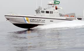 حرس الحدود ينقذ 9 أشخاص غرقوا بقارب نزهة في عرض البحر