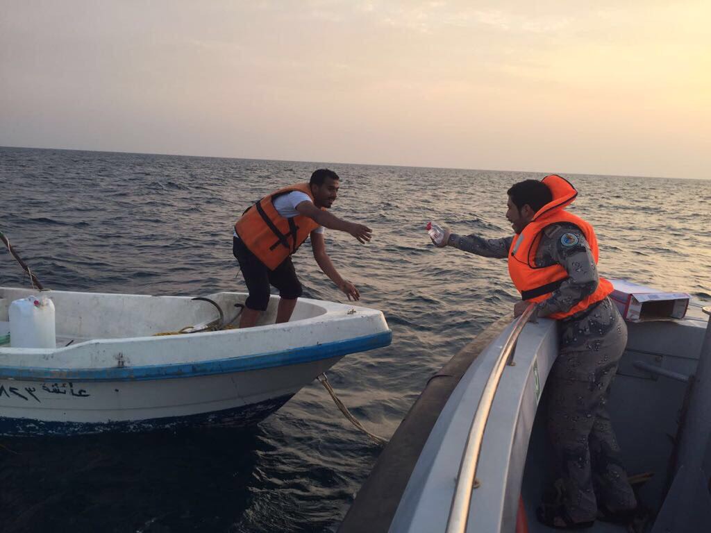 حرس الحدود ينقذ 4 أشخاص على قارب في عرض البحر من الغرق بعسير