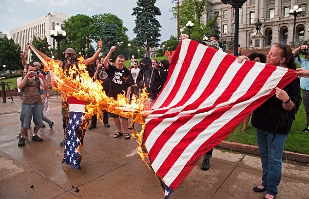 بالفيديو.. أمريكيون غاضبون يحرقون علم بلادهم ويشتبكون مع الشرطة