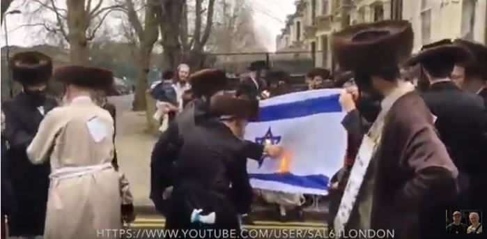 بالفيديو.. يهود يحرقون علم إسرائيل في لندن