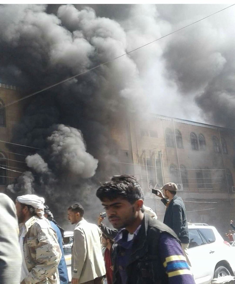 شاهد.. إزالة صور الحوثيين من شوارع صنعاء .. والشعب يحرق مقرات الميليشيا