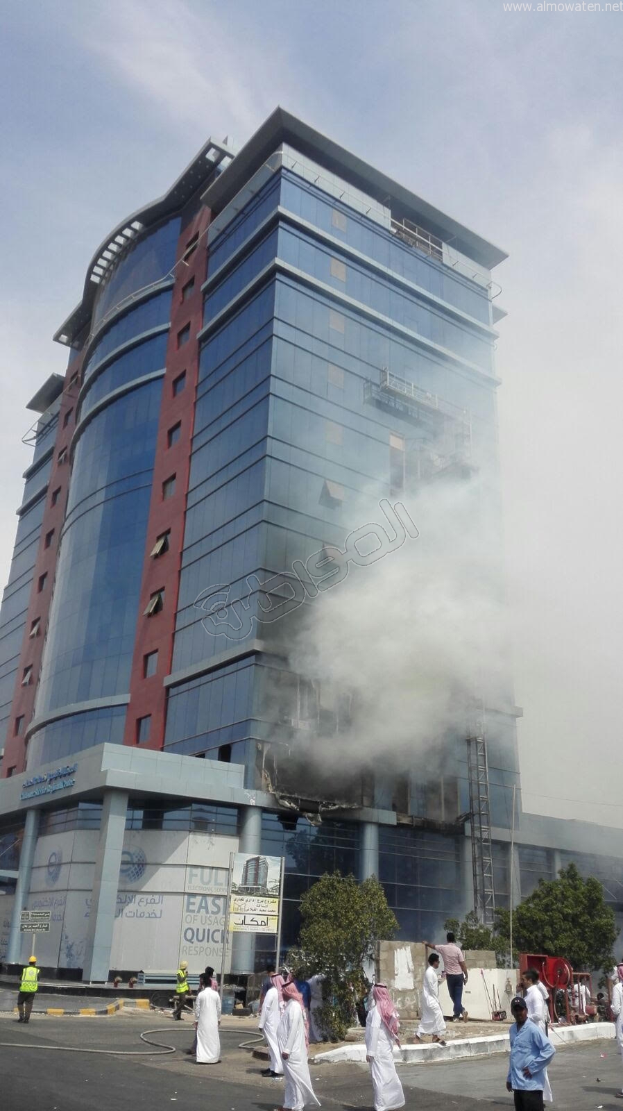 شاهد بالصور.. حريق في مبنى شركة المياه الوطنية في جدة