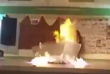 شاهد.. طالبة تُشعل النار في زميلاتها على المسرح !