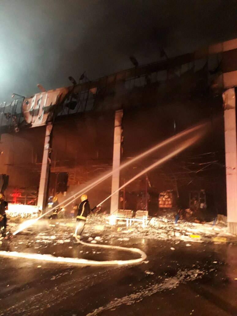 بالصور.. النيران تلتهم محلين تجاريين غرب الرياض و”المدني” يباشر
