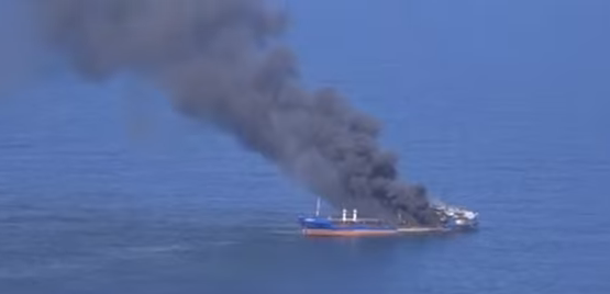 شاهد.. حريق على متن ناقلة نفط روسية في بحر قزوين