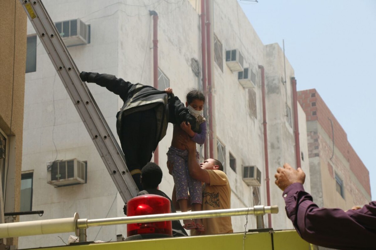 بالصور.. حريق عمارة سكنية في مكة يُخلي 25 شخصاً