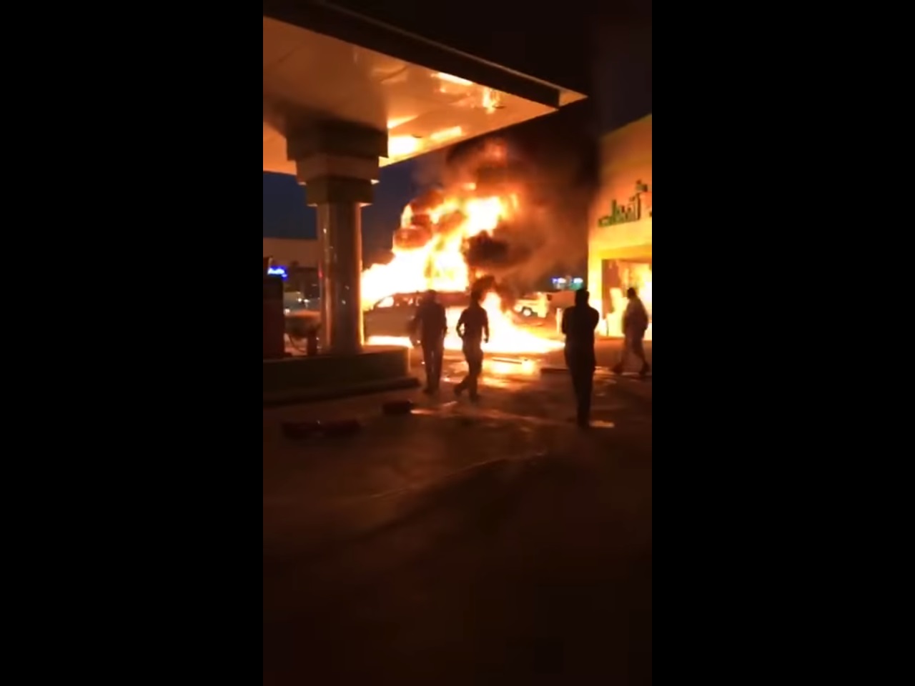 شاهد.. قائد مركبة يتدخل لإبعاد سيارة اشتعلت النيران فيها داخل محطة