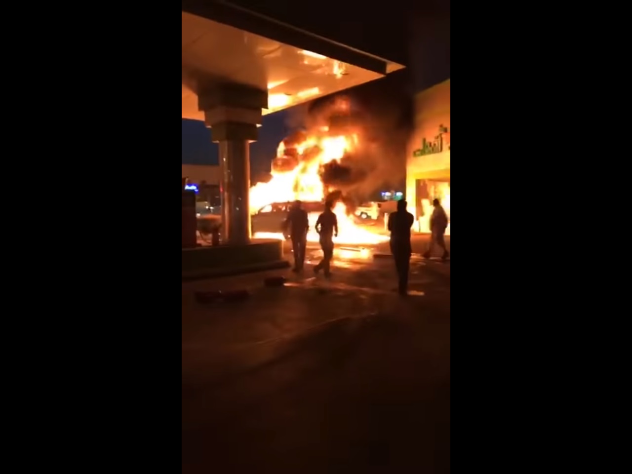 شاهد.. قائد مركبة يتدخل لإبعاد سيارة اشتعلت النيران فيها داخل محطة