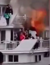 بالفيديو.. حريق يلتهم سفينة ركاب يجبر المسافرين على القفز في الماء