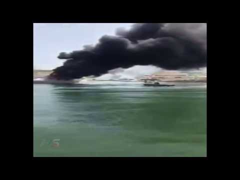 بالفيديو.. حريق ضخم في زورق لخفر السواحل بميناء السلطان قابوس