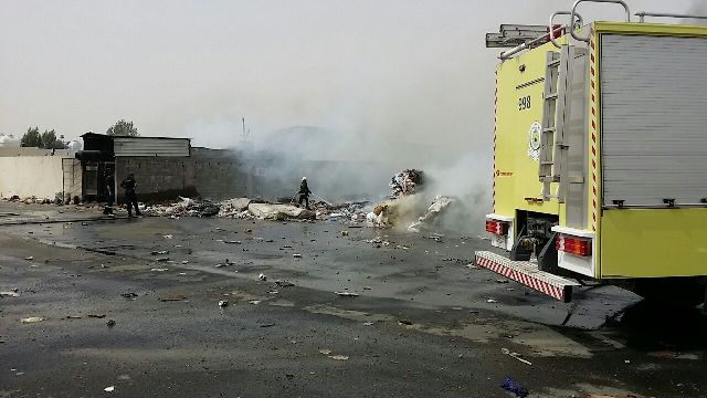 الدفاع المدني يحاصر حريقاً التهم مستودعاً بعزيزية مكة