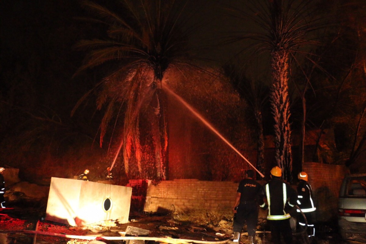بالصور.. “مدني مكة” يخمد حريقًا بفناء منزل بحي العمرة