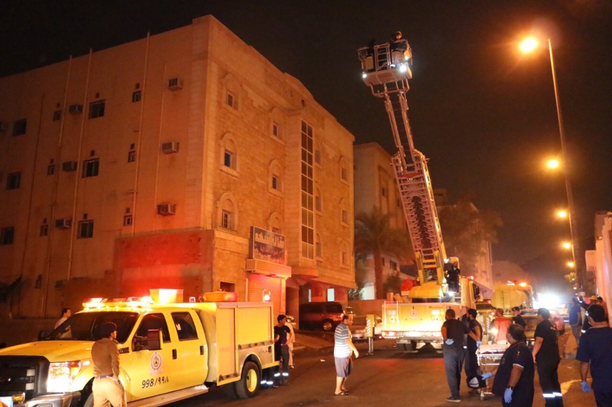 بالصور.. “مدني مكة” يُخلي 35 شخصاً جراء حريق بعمارة بحي العزيزية