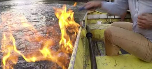 بالفيديو والصور.. نهر يتحول لكتلة من النيران