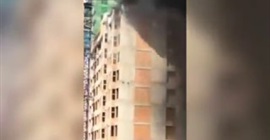 شاهد.. هروب رجل من حريق هائل وسقوطه من الطابق الـ11