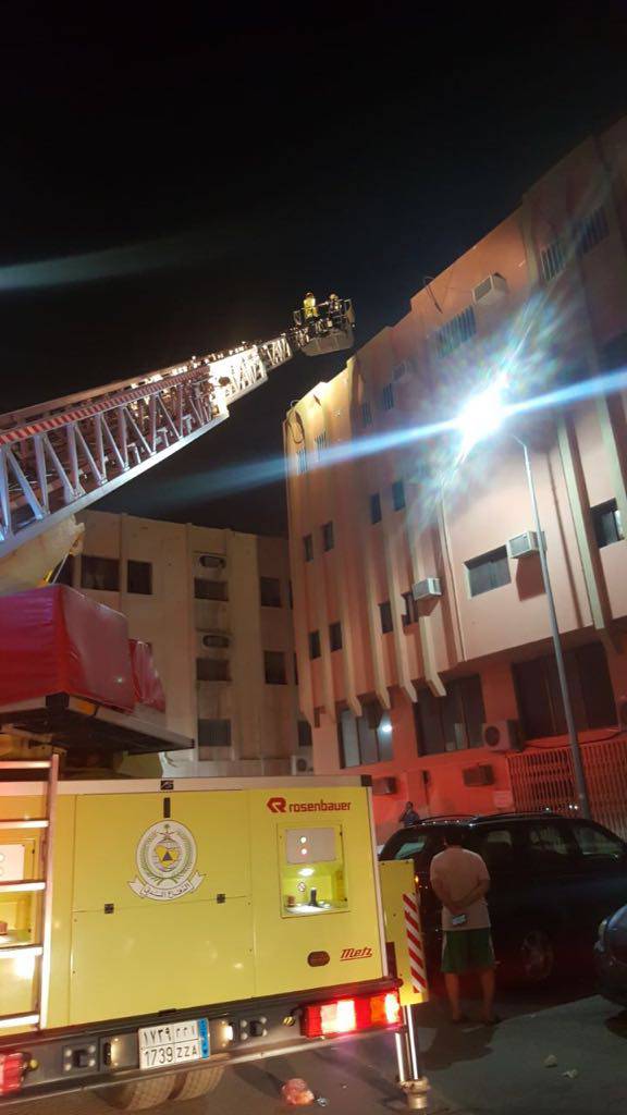 بالصور.. حريق أثاث قديم في مبنى بالأحساء يُخلي 11 شخصًا