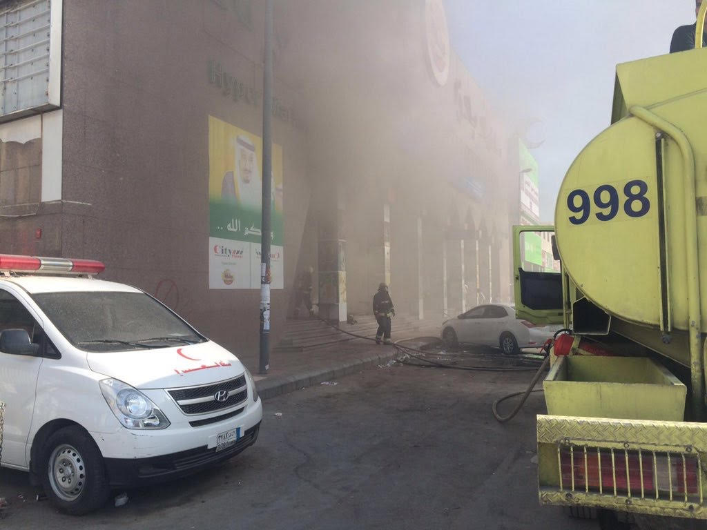 بالصور.. مدني الرياض يكافح حريقاً بعمارة تجارية بحي البطحاء
