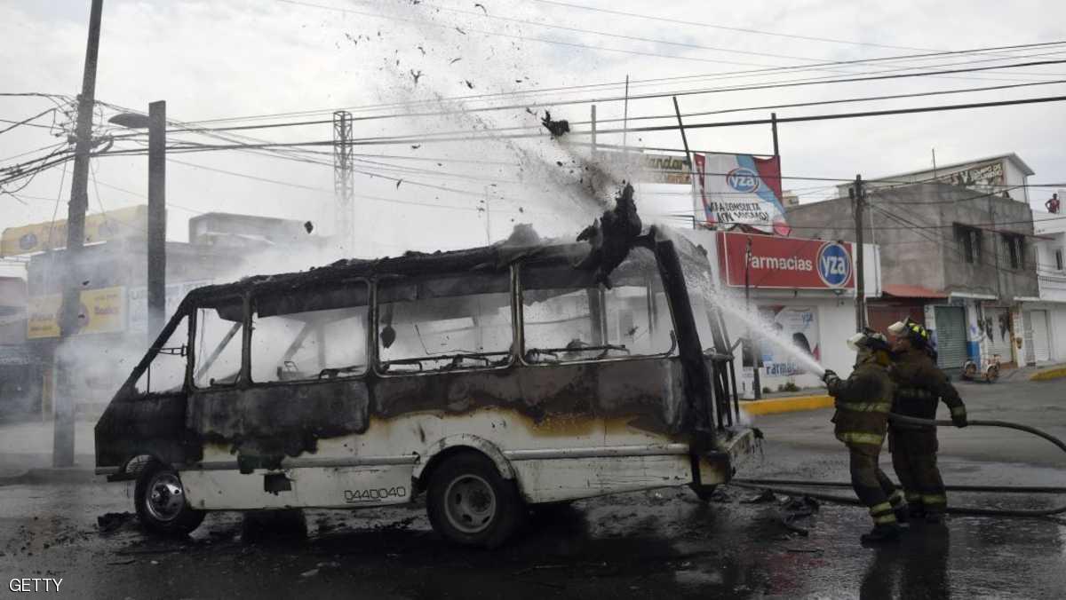 دائرة كهربائية تحرق حافلة وتقتل 6 من أسرة واحدة