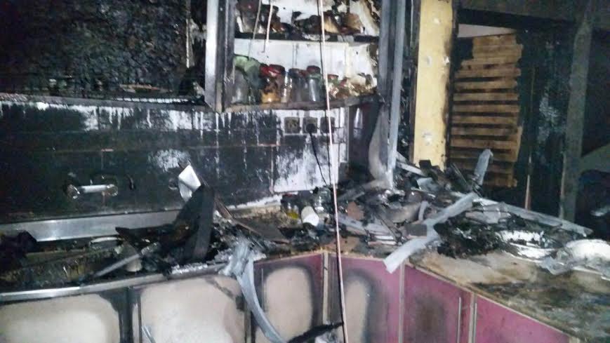 بالصور.. حريق مطبخ منزل يخلي 12 شخصاً بخميس مشيط