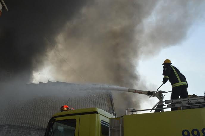 مدني #جدة يخمد حريقا في مستودع خاص.. ولا إصابات