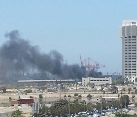 الدفاع المدني يسيطر على حريق ميناء جدة الإسلامي