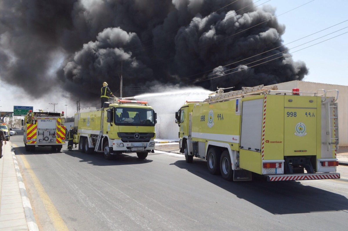 بالصور.. مدني رفحاء يسيطر على حريق بالصناعية