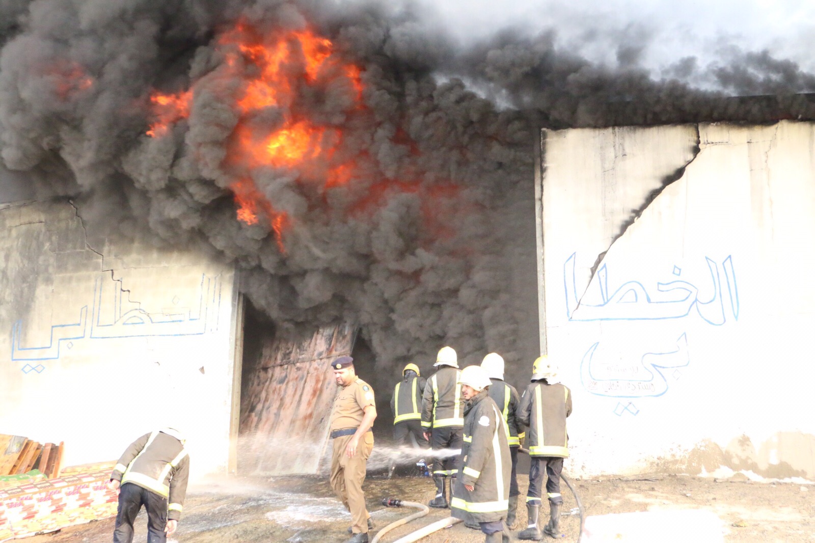 10 وحدات لمكافحة حريق مستودعات المعيصم بـ #مكة