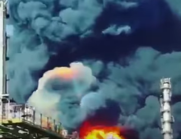 بالفيديو.. انفجار هائل بمجمع للبتروكيماويات في إيران