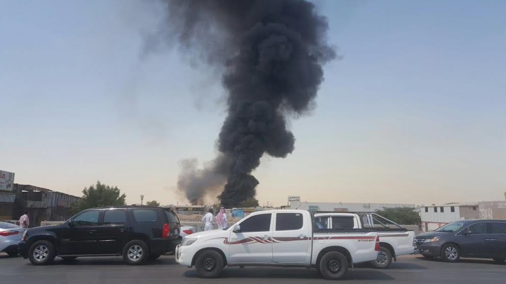 حريق يلتهم عدة محلات في سوق جنوب جدة