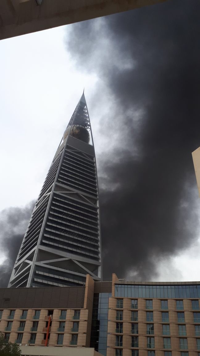 بالصور.. كيابل كهرباء وراء حريق مبنى تحت الإنشاء بالرياض