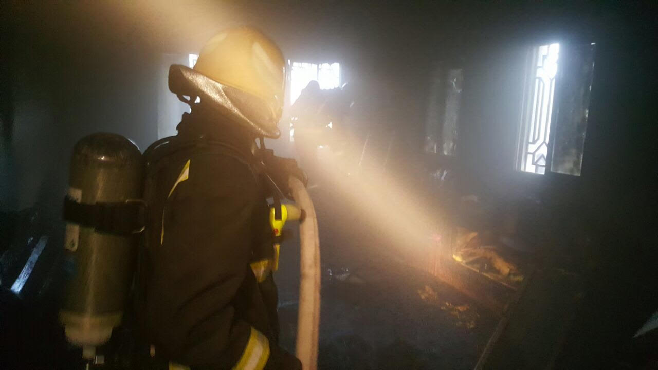 بالصور.. حريق بسبب ماس كهربائي يُخلي مبنى في بلجرشي