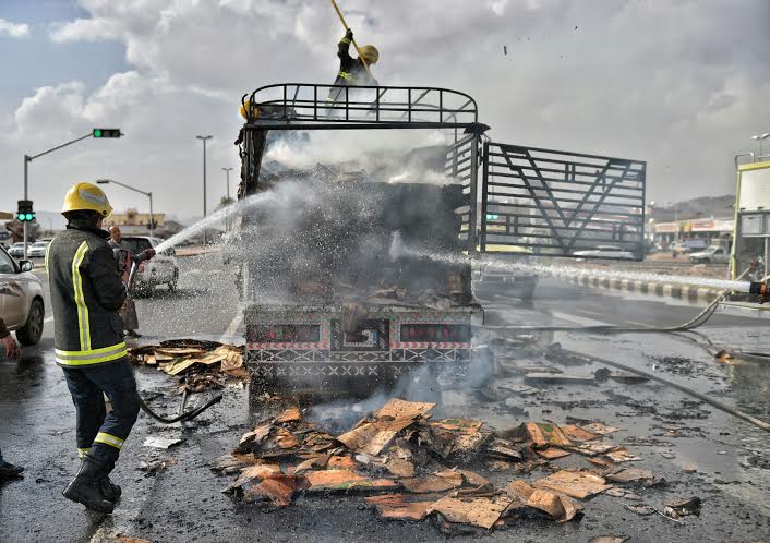 بالصور.. مدني #حائل يُخمد حريقاً بشاحنة مواد كرتونية