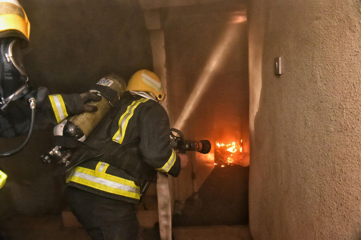 بالصور.. إخماد حريق بشقة سكنية بـ #حائل دون إصابات