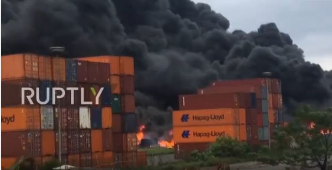 بالفيديو.. حريق ضخم يلتهم منطقة صناعية في جنوب إفريقيا