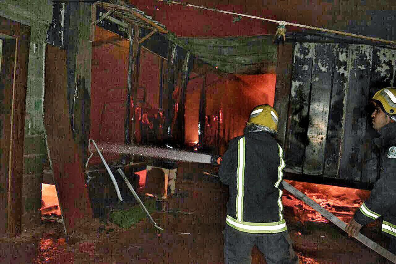 بالصور.. السيطرة على حريق بمسكن يحوي 50 عاملًا بمصيف #حائل