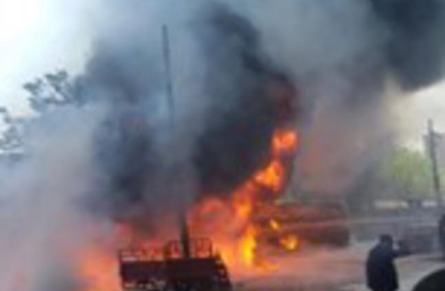 فيديو مروع.. نشوب حريق في حافلة بنزين والنار تلتحف المارة والسيارات